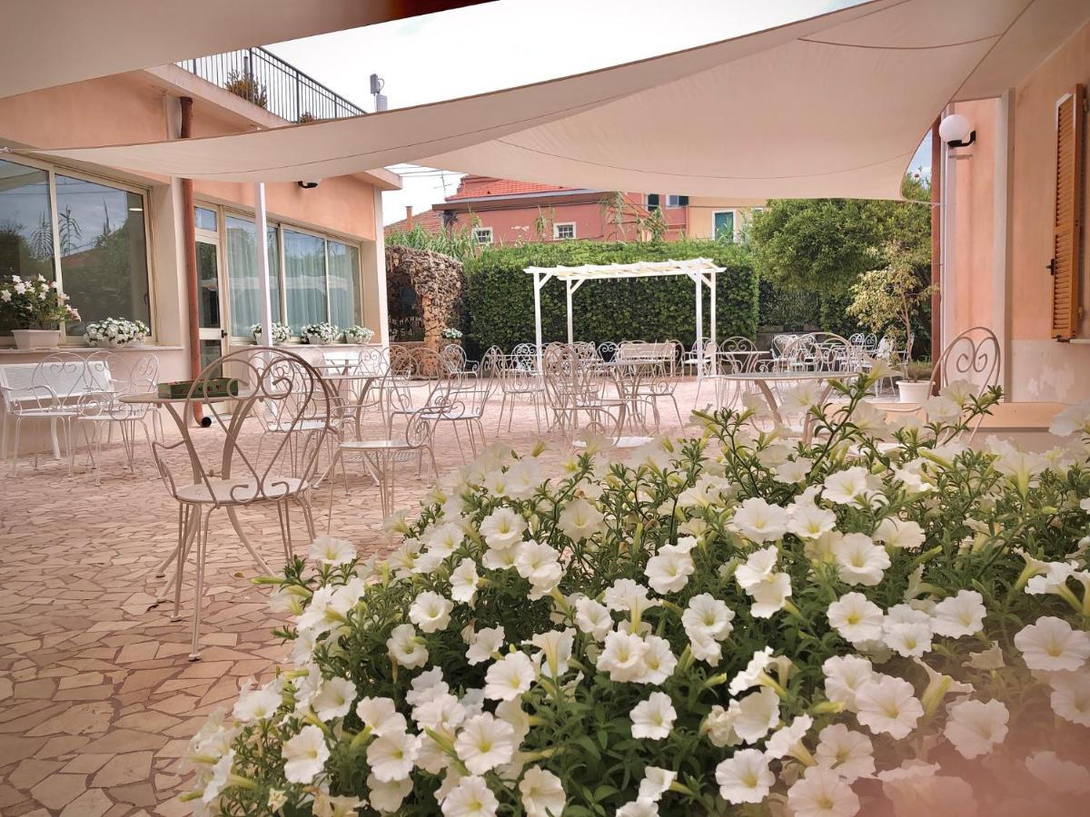Hotel Villa Paolina Pietra Ligure Exterior foto